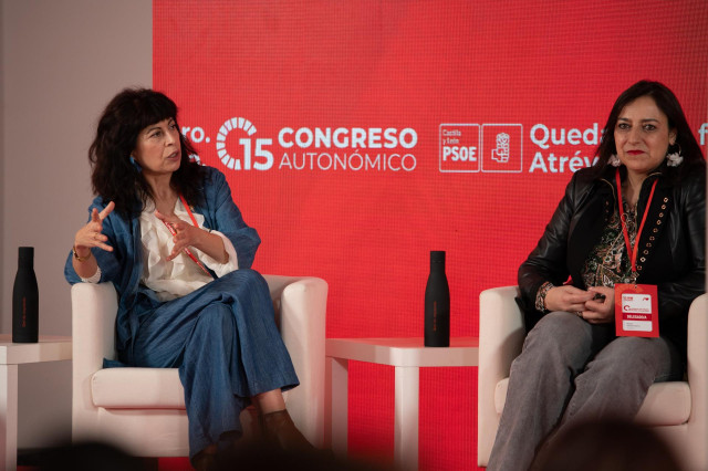 La ministra de Igualdad, Ana Redondo (i) y la alcaldesa de Palencia, Miriam Andrés (d), durante el ágora 'Igualdad para transformar Castilla y León: un compromiso feminista por la cohesión social y territorial'.