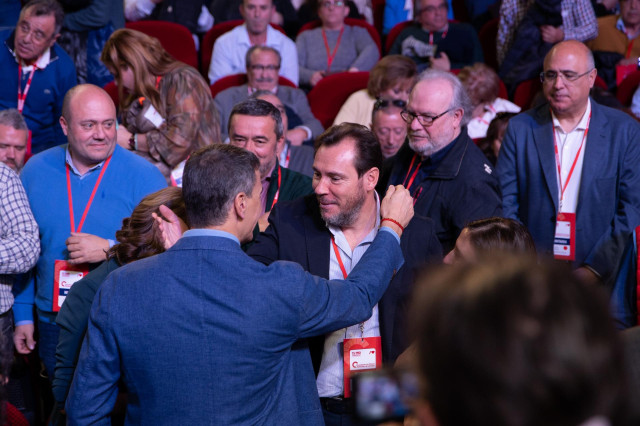 El secretario general del PSOE y presidente del Gobierno, Pedro Sánchez (i), y el ministro de Transportes y Movilidad Sostenible, Óscar Puente (d), durante la inauguración del 15º Congreso Socialista de Castilla y León.