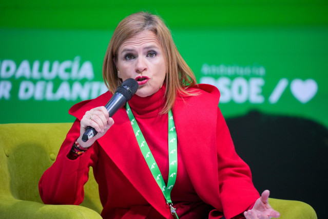 La secretaria de Igualdad del PSOE y delegada del Gobierno en la Comunidad Valencian, Pilar Bernabé, este sábado en uno de los Ágora del XV Congreso del PSOE-A.
