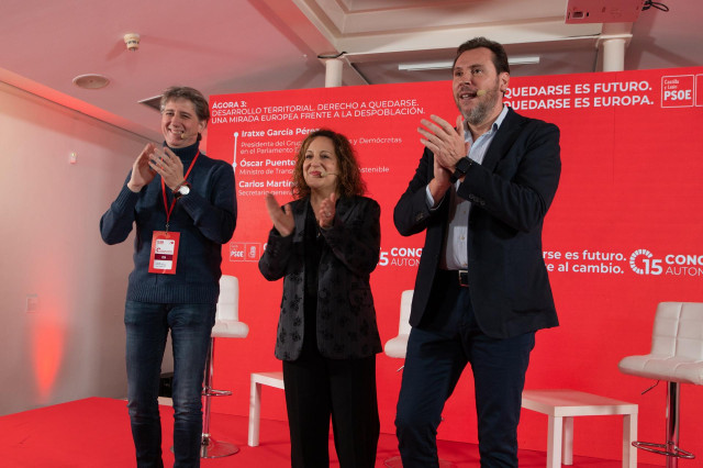 (I-D) El secretario general electo del PSOECyL, Carlos Martínez; la presidenta de la Alianza Progresista de Socialistas y Demócratas en el Parlamento Europeo, Iratxe García y el ministro de Transportes y Movilidad Sostenible, Óscar Puente.