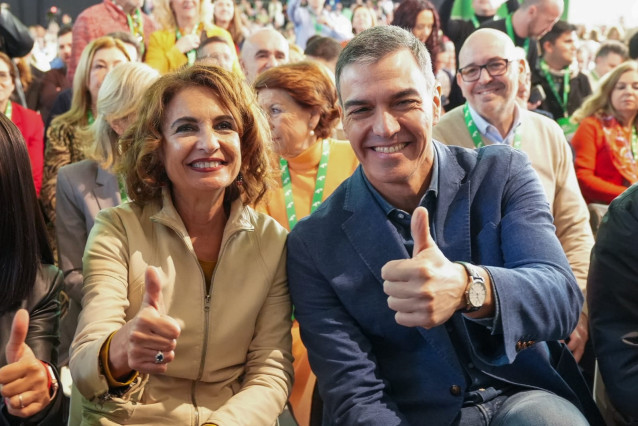 La secretaria general del PSOE-A, María Jesús Montero, y el secretario general del PSOE y presidente del Gobierno, Pedro Sánchez, en el acto de cierre del XV Congreso Regional del PSOE-A en Armilla (Granada).