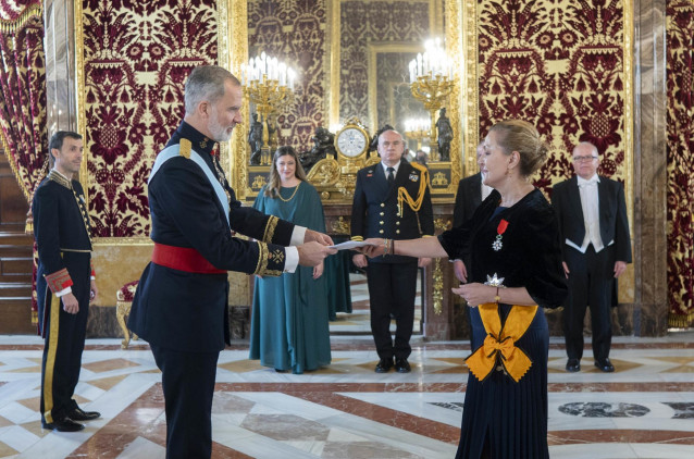 Archivo - El Rey recibe la carta credencial de la nueva embajadora de la República Helénica, Aglaia Balta, en el Palacio Real, a 8 de enero de 2025