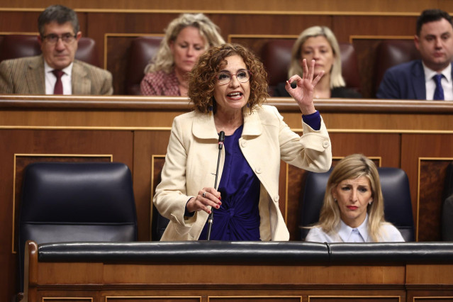 (I-D) La vicepresidenta primera y ministra de Hacienda, María Jesús Montero, y la vicepresidenta segunda y ministra de Trabajo y Economía Social, Yolanda Díaz. Archivo.
