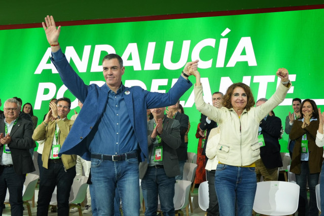 El secretario general del PSOE y presidente del Gobierno, Pedro Sánchez, junto a la secretaria general del PSOE-A, María Jesús Montero, clausuran el XV Congreso Regional del PSOE de Andalucía.