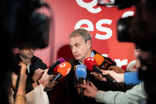 El expresidente del Gobierno, José Luis Rodríguez Zapatero, atiende a los medios de comunicación durante la clausura del 15º Congreso Socialista de Castilla y León, en el Teatro Ortega, a 23 de febrero de 2025, en Palencia, Castilla y León (España).
