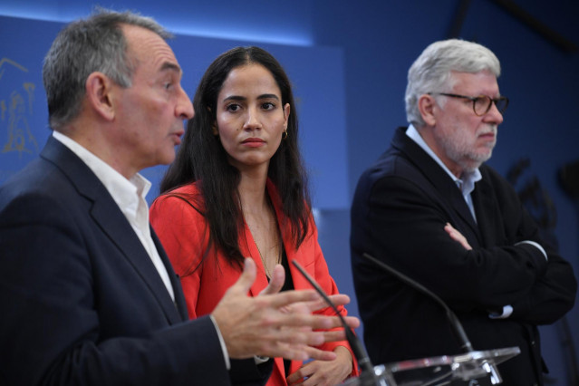 Archivo - El portavoz parlamentario de Izquierda Unida y diputado de Sumar, Enrique Santiago; la diputada de Sumar, Tesh Sidi y el diputado de Sumar Agustín Santos, a 30 de noviembre de 2023, en Madrid (España).
