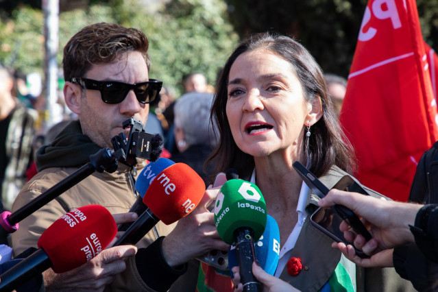 La portavoz del PSOE en el Ayuntamiento de Madrid, Reyes Maroto, atiende a los medios de comunicación durante una manifestación por la educación pública, a 23 de febrero de 2025, en Madrid (España).