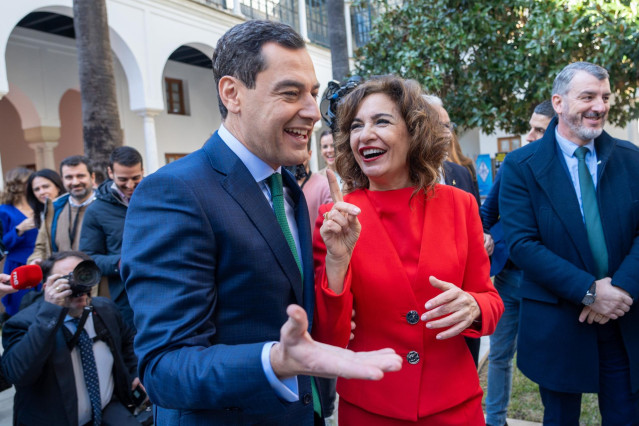 Archivo - Imagen de archivo del presidente de la Junta de Andalucía, Juanma Moreno, y la secretaria general del PSOE-A, María Jesús Montero.