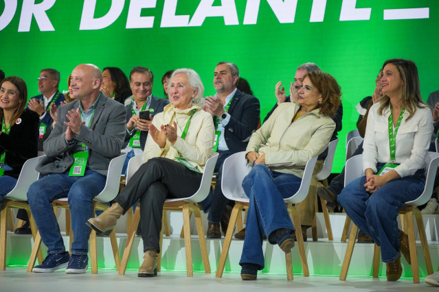 Miembros del PSOE en la clausura del XV Congreso Regional del PSOE de Andalucía. A 23 de febrero de 2025 en Granada, Andalucía (España). El secretario general del PSOE y presidente del Gobierno, Pedro Sánchez, junto a la secretaria general del PSOE-A, Mar