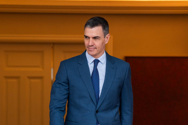 Archivo - El presidente del Gobierno, Pedro Sánchez, espera a recibir al presidente de la República de Guatemala, en el Complejo de la Moncloa, a 22 de febrero de 2024, en Madrid (España).