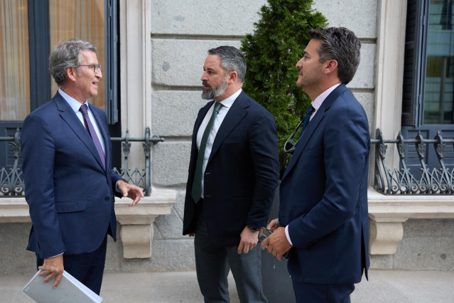 Archivo - El presidente del PP, Alberto Núñez Feijóo (i) conversa con el presidente de VOX, Santiago Abascal (c), a su salida de una sesión plenaria en la Cámara Baja.