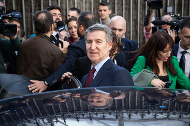 El presidente del PP, Alberto Núñez Feijóo, a su salida de la V edición del Foro ANFAC 2025, en el Palacio de Linares, a 20 de febrero de 2025, en Madrid (España).