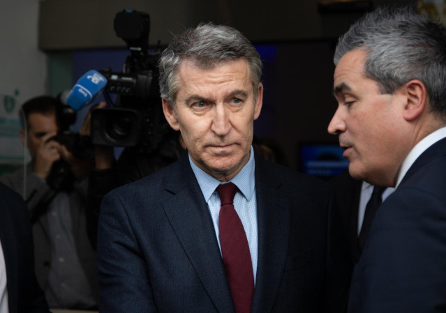 El presidente del PP, Alberto Núñez Feijóo, a su salida de la V edición del Foro ANFAC 2025, en el Palacio de Linares, a 20 de febrero de 2025, en Madrid (España).