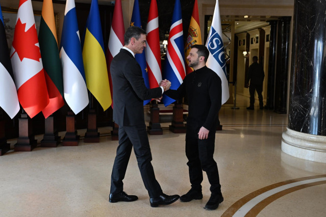 El presidente del Gobierno de España, Pedro Sánchez (i) y el presidente de Ucrania, Volodímir Zelenski (d), se saludan a su llegada a la cumbre internacional de apoyo a Ucrania