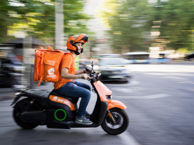 Archivo - Repartidor de Just Eat Takeaway.Com