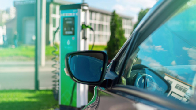 Aedive advierte de que cada mes sin ayudas al coche eléctrico se pierden 500 millones y 260 empleos.