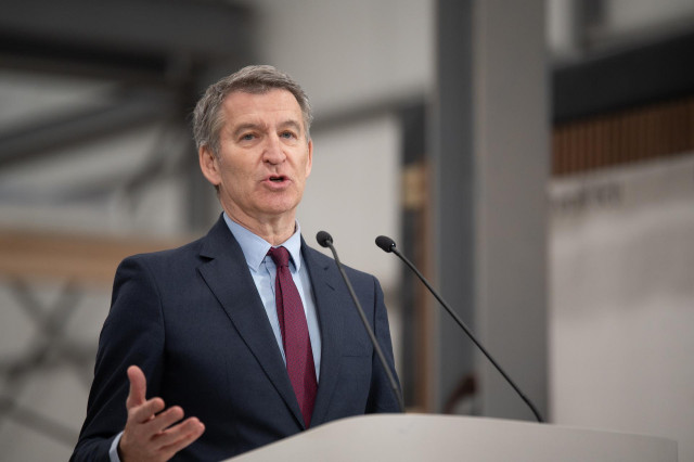 El presidente del Partido Popular, Alberto Núñez Feijóo, interviene ante los medios de comunicación durante una visita a la empresa Medgon, a 6 de febrero de 2025, en Carrión de los Condes, Palencia, Castilla y León (España). Durante su visita, Feijóo ha