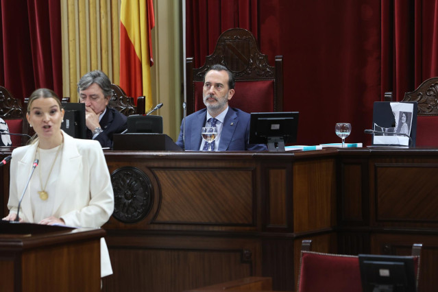Archivo - La presidenta del Govern balear, Marga Prohens, y el presidente del Parlament, Gabriel Le Senne.