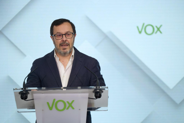El portavoz de Vox, José Antonio Fúster, durante una rueda de prensa, en la sede de VOX.