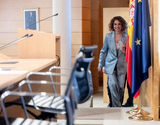 La vicepresidenta primera y ministra de Hacienda, María Jesús Montero, llega a una rueda de prensa, en el Ministerio de Hacienda, a 24 de febrero de 2025, en Madrid (España).