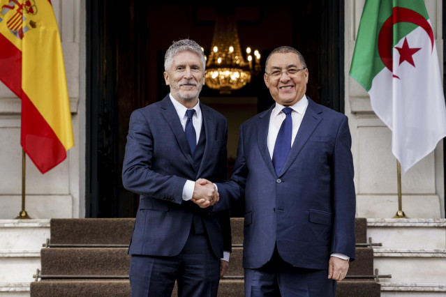 El ministro del Interior, Fernando Grande-Marlaska (i), recibe al ministro del Interior de Argelia, Brahim Merad (d), en la sede del Ministerio