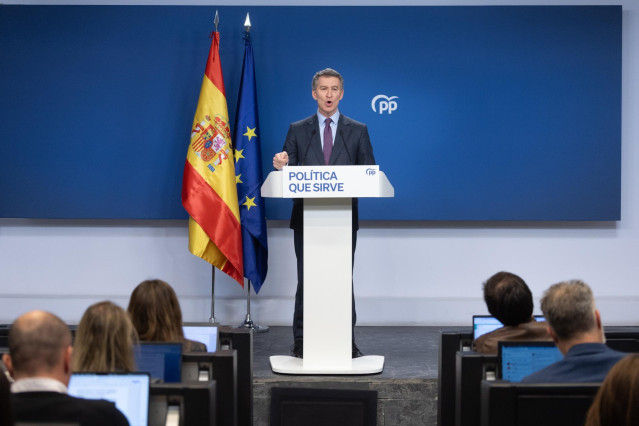 El presidente del PP, Alberto Núñez Feijóo, durante una rueda de prensa, en la sede del partido, a 24 de febrero de 2025, en Madrid (España).