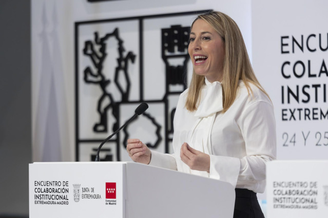 La presidenta de la Junta, María Guardiola, en rueda de prensa tras reunirse con la presidenta de la Comunidad de Madrid, Isabel Díaz Ayuso, en la primera jornada de su viaje institucional a Extremadura