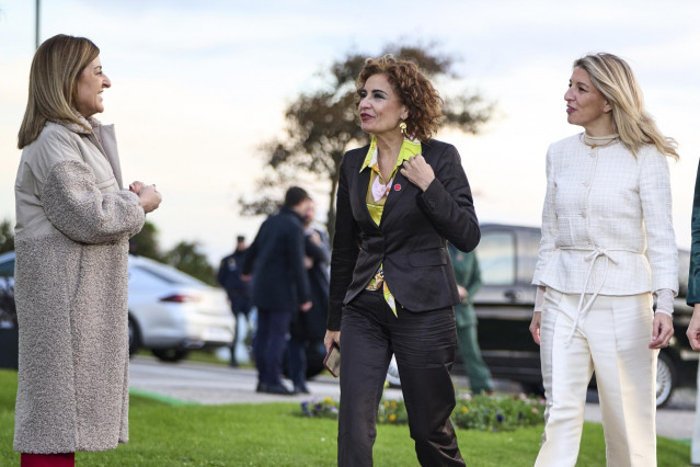 Archivo - La presidenta de Cantabria, María José Sáenz de Buruaga, la vicepresidenta primera y ministra de Hacienda, María Jesús Montero, y la vicepresidenta segunda del Gobierno y ministra de Trabajo, Yolanda Díaz, en la C.Presidentes en Santander