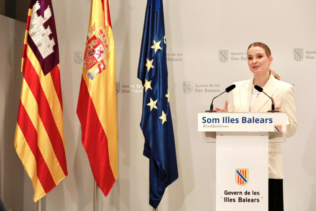 Archivo - La presidenta del Govern, Marga Prohens, durante una rueda de prensa en el Consolat de Mar.