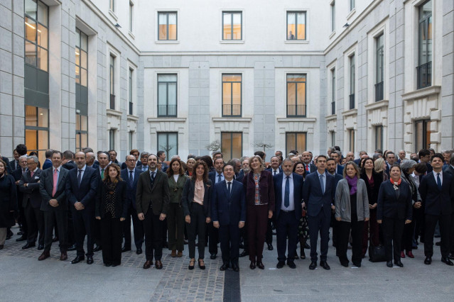 Archivo - Foto de familia, el ministro de Asuntos Exteriores, Unión Europea y Cooperación, José Manuel Albares (c), posa junto a los embajadores españoles, a su llegada a la IX Conferencia de Embajadores