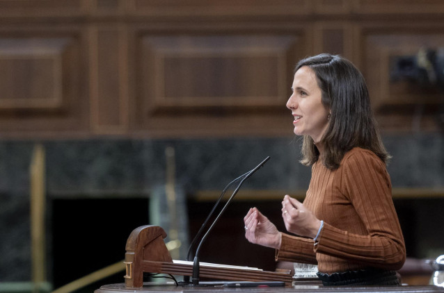 La secretaria general de Podemos, Ione Belarra, durante una sesión plenaria, en el Congreso de los Diputados, a 18 de febrero de 2025, en Madrid (España).