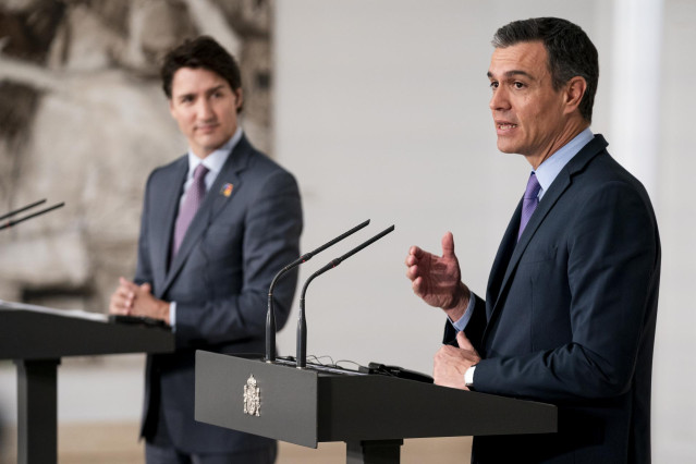 Archivo - El primer ministro de Canadá, Justin Trudeau (i) y el presidente del Gobierno, Pedro Sánchez (d), comparecen después de su reunión en el Palacio de La Moncloa, a 30 de junio de 2022, en Madrid (España).