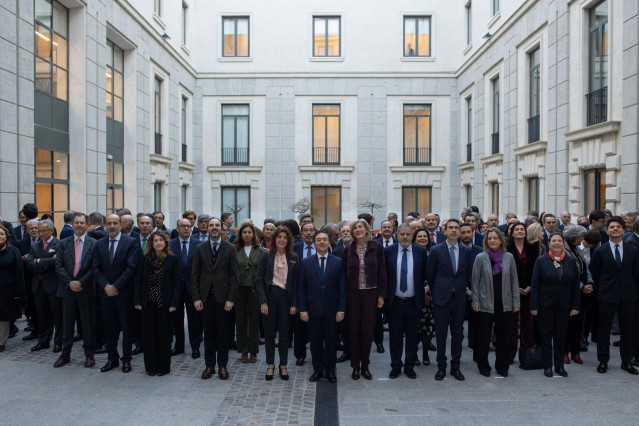 Archivo - Foto de familia, el ministro de Asuntos Exteriores, Unión Europea y Cooperación, José Manuel Albares (c), posa junto a los embajadores españoles, a su llegada a la IX Conferencia de Embajadores, a 13 de enero de 2025, en Madrid (España).