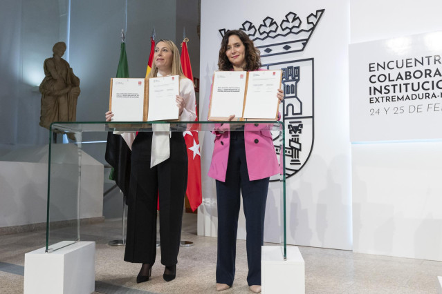 La presidenta de la Junta de Extremadura, María Guardiola,  y la presidenta de la Comunidad de Madrid, Isabel Díaz Ayuso, firman un protocolo de colaboración y dos declaraciones institucionales