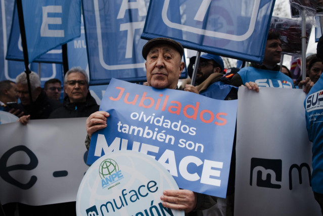 Archivo - Varias personas durante una concentración, frente a la sede central de MUFACE.