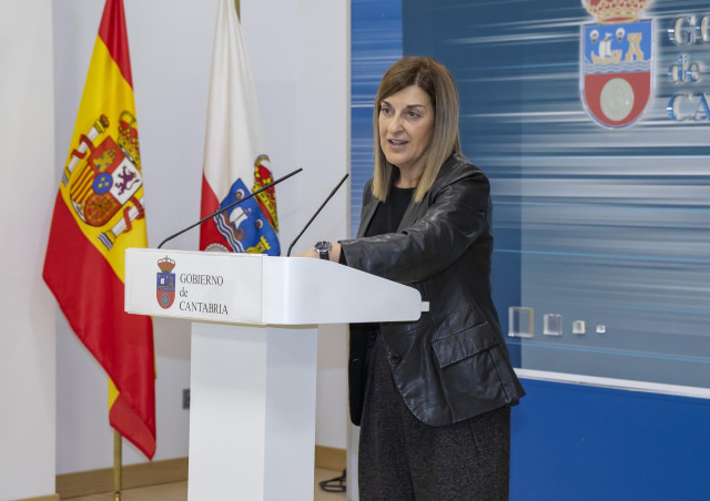 Archivo - Imagen de archivo.- La presidenta de Cantabria, María José Sáenz de Buruaga, en rueda de prensa en el Gobierno