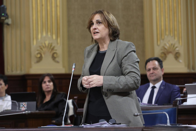 La consellera de Presidencia, María Antonia Estarellas, durante una sesión plenaria.