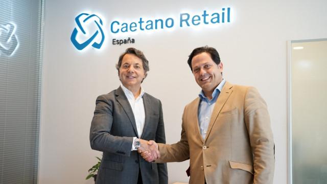 Paulo Pereira (izquierda), General Manager de Caetano Retail, y José Ignacio Rubio (derecha), General Manager de LoJack Iberia.