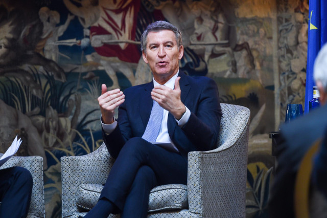 El presidente del Partido Popular, Alberto Núñez Feijóo, interviene en el foro ‘Nuevos retos, nuevas respuestas’, en el Hotel Wellington de Madrid, a 25 de febrero de 2025, en Madrid (España). El acto ha sido organizado por Madrid Foro Empresarial.