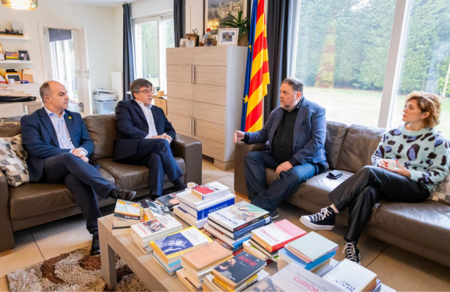 Archivo - El secretario general de Junts, Jordi Turull; el presidente de Junts, Carles Puigdemont; el presidente de ERC, Oriol Junqueras, y la secretaria general de ERC, Elisenda Alamany, durante una reunión, a 16 de enero de 2025, en Waterloo (Bélgica).