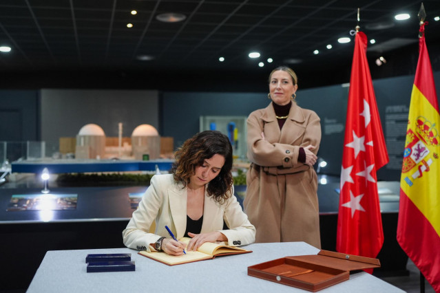 Las presidentas de la Comunidad de Madrid y de la Junta de Extremadura, Isabel Díaz Ayuso y María Guardiola, firman en su visita a la Central de Almaraz