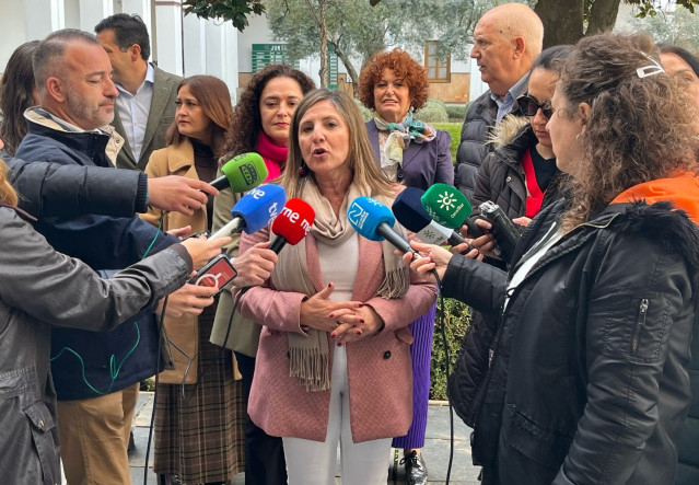La secretaria de Coordinación Interparlamentaria del PSOE-A, Irene García, atiende a los medios en el Parlamento andaluz en el marco de un encuentro de la Plataforma Andaluza por la Mayoría Social.