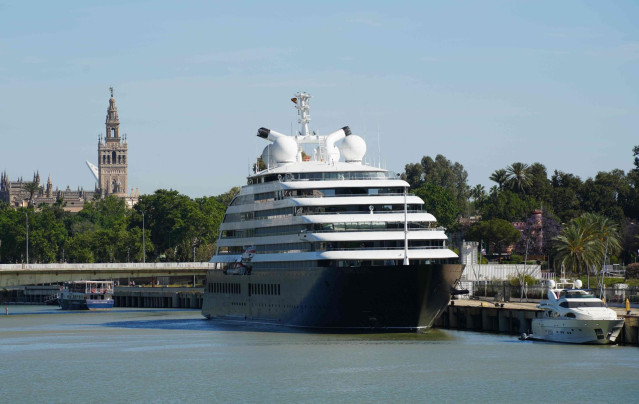 Archivo - Un crucero en el Puerto de Sevilla.