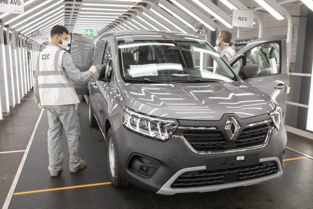 Archivo - El sector del automóvil ralentizará su crecimiento al 1,5% en Europa en 2025, según Solunion.