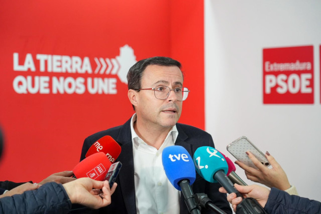 El secretario general del PSOE extremeño, Miguel Ángel Gallardo, en declaraciones a los medios en Mérida tras reunirse con miembros del Comité de Empresa de la Central Nuclear de Almaraz