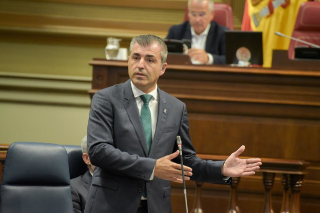 Archivo - El vicepresidente y consejero de Economía, Industria, Comercio y Autónomos del Gobierno de Canarias, Manuel Domínguez