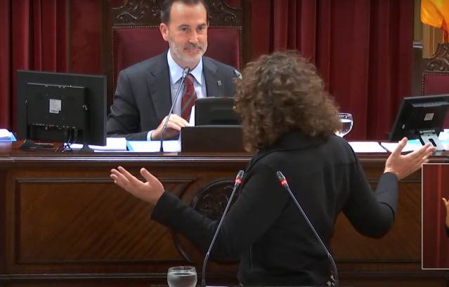 La diputada de MÉS per Mallorca Marta Carrió, dirigiéndose al presidente del Parlament, Gabriel Le Senne.