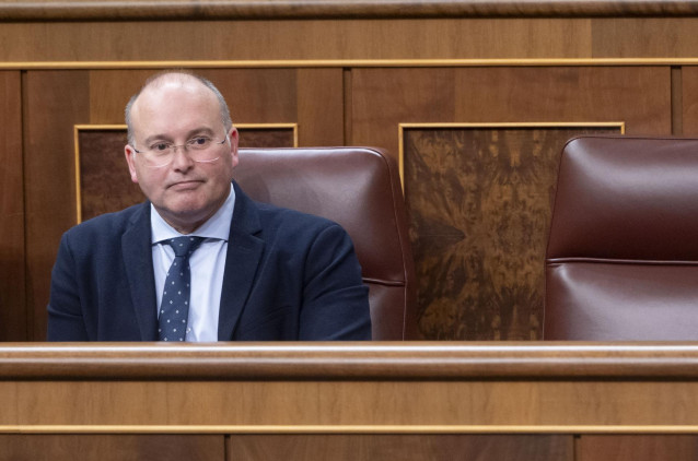 El portavoz del PP en el Congreso, Miguel Tellado, durante una sesión plenaria, en el Congreso de los Diputados, a 18 de febrero de 2025, en Madrid (España). Durante el pleno, los diputados debaten la toma en consideración de una proposición de ley sobre