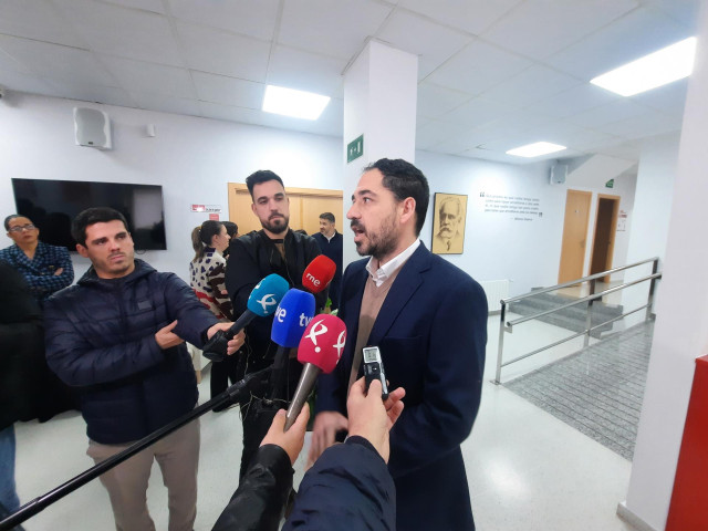 El presidente del Comité de Empresa de la Central de Almaraz, Borja Romero García, en declaraciones a los medios antes de reunirse con el líder del PSOE extremeño, Miguel Ángel Gallardo