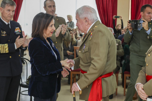 La ministra de Defensa, Margarita Robles, condecora a militares desplegados en Irak en 1991.